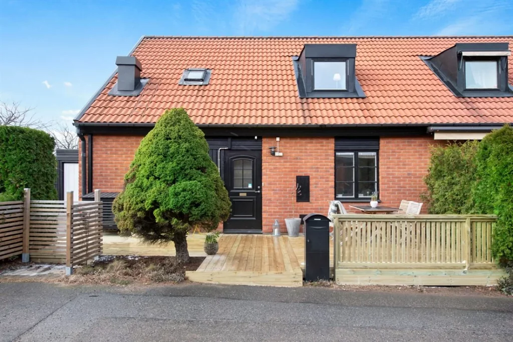 18. Plattlaggning stenplattor garageuppfart Kungsangen Tibble