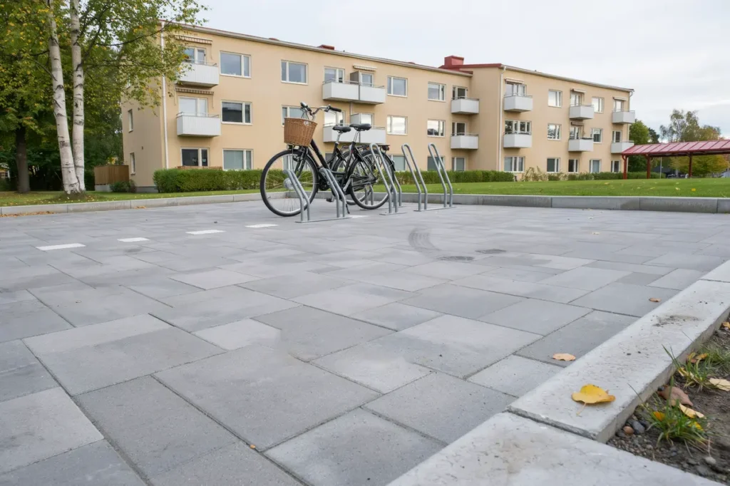 plattsatt cykelparkering med betongplattor i romberga enk ping